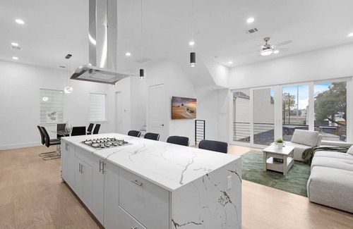 South Central Houston House | Luxurious 3 Bed3 Bath Near Downtown Houston