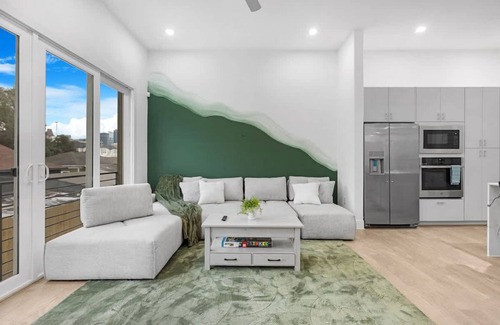 South Central Houston House | Luxurious 3 Bed3 Bath Near Downtown Houston