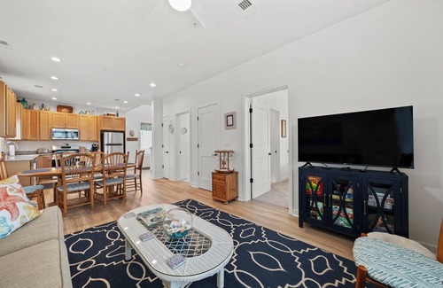 Issue Condo | Luxurious 3 Bedroom Riverfront Condo with Private Deck