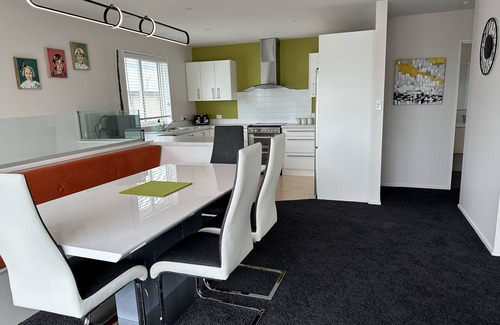 Sydenham House | Luxurious 3-Bedroom Home in Tranquil Cul-de-Sac
