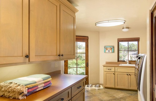 Santa Fe House | Luxurious 3 Bedroom-3 Bath~ Majestic views~ outdoor Hot tub~10 minutes to Plaza