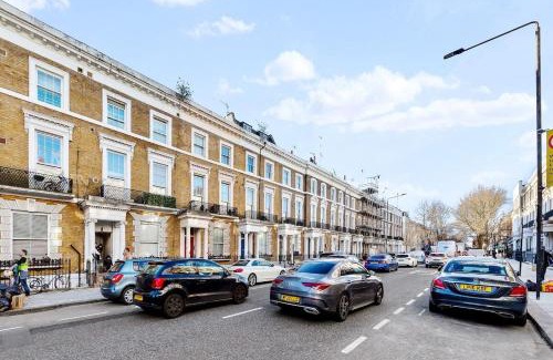 Kensington Apartment | Luxurious 3 Bedroom Flat with Balcony in Kensington for 7 Next to Station Near Harrods