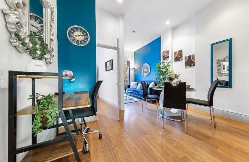 Kensington Apartment | Luxurious 3 Bedroom Flat with Balcony in Kensington for 7 Next to Station Near Harrods
