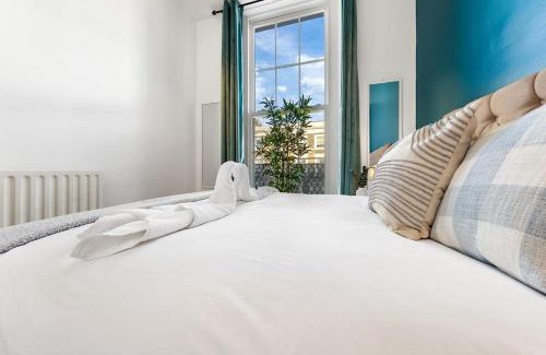 Kensington Apartment | Luxurious 3 Bedroom Flat with Balcony in Kensington for 7 Next to Station Near Harrods