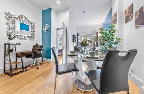 Kensington Apartment | Luxurious 3 Bedroom Flat with Balcony in Kensington for 7 Next to Station Near Harrods