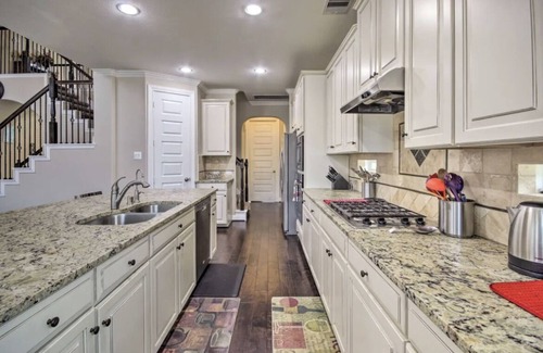 Katy House | "Luxurious 3-Bedroom Mansion with Heavenly Heated Pool and Jacuzzi Retreat"