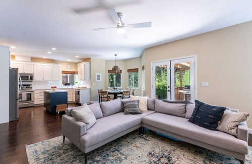 Sonoma House | Luxurious 3 Bedroom with Hot Tub in Serene Sonoma Oasis