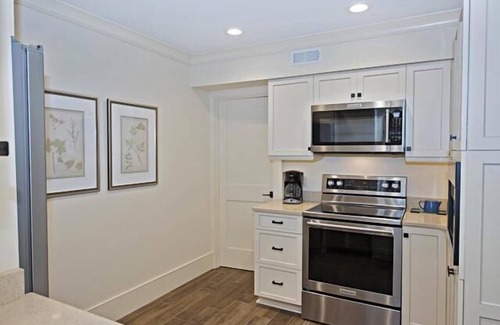 Harbour Town House | Luxurious 3-Bdrm Villa w/Full Kitchen & Outdoor Deck w/Harbor View