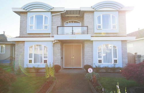 Sunset House | Luxurious 3BR House w/Balcony, Garden in Sunset Vancouver