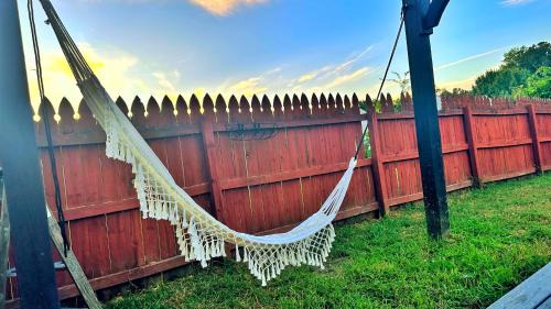 Sunset Road House | Luxurious 3BR King Bed, Queen Bed and Patio