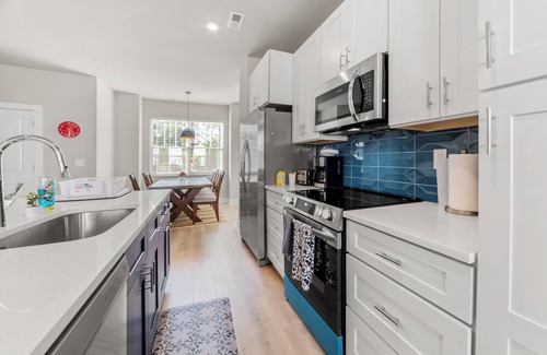 Charlotte House | Luxurious 3BR Townhome King Bed 10 mins to Uptown