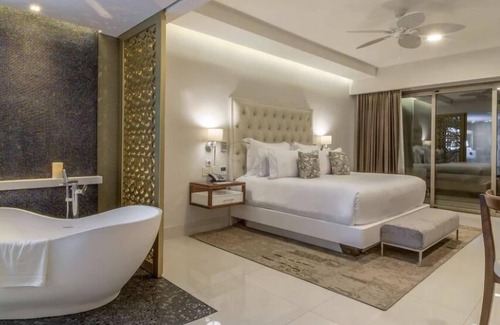 El Tezal Apartment | Luxurious 4,198 sq ft OCEANFRONT SUITE. 3 bdrm, 3.5 bath, SPRING BREAK 2026