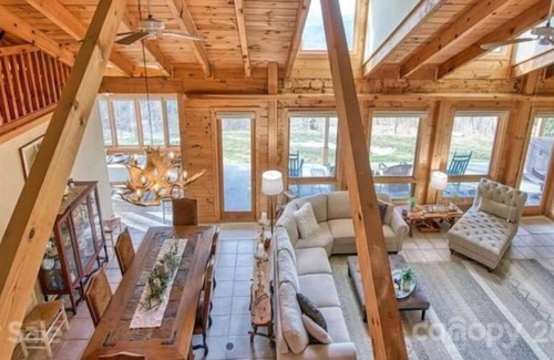 Clyde Cabin | Luxurious 4-bdrm cabin w/ mountain views & hot tub