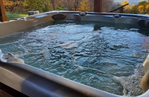 Clyde Cabin | Luxurious 4-bdrm cabin w/ mountain views & hot tub