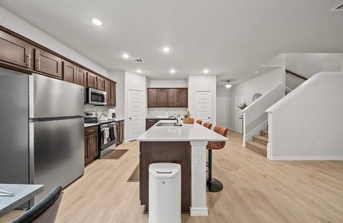 Denton House | Luxurious 4 Bed Duplex Getaway!