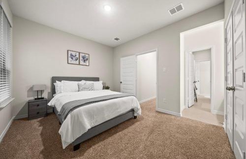 Denton House | Luxurious 4 Bed Duplex Getaway!