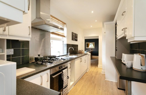Aylestone House | Luxurious 4 Bed House, Sleeps 11, Close to Kingpower Stadium
