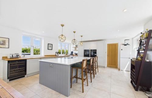 Cadmore End House | Luxurious 4 Bed Property Chiltern Hills