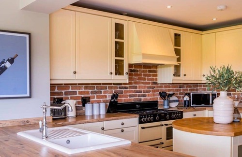 Henley House | Luxurious 4 Bed Vineyard Villa at Stanlake Park