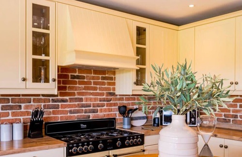 Henley House | Luxurious 4 Bed Vineyard Villa at Stanlake Park