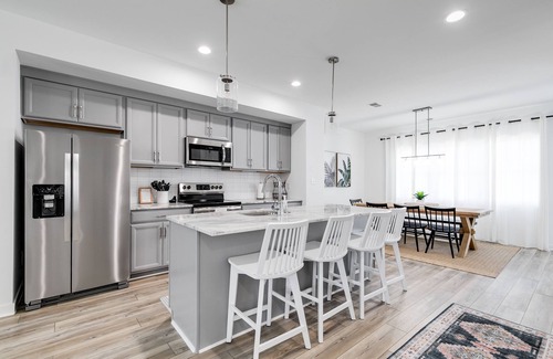 Issue House | Luxurious 4 Bedroom Vacation Getaway with Garage, Pool & Putting Green