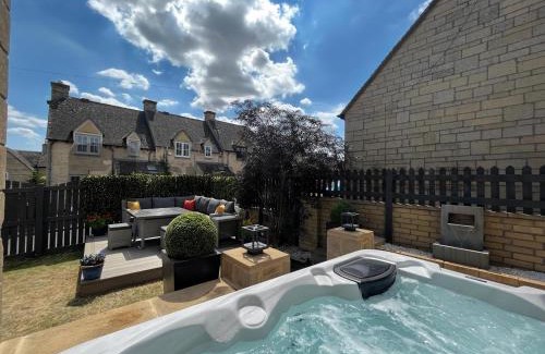 Stow-on-the-Wold House | Luxurious 4 bedroom home in the heart of the Cotswolds with Hot Tub!