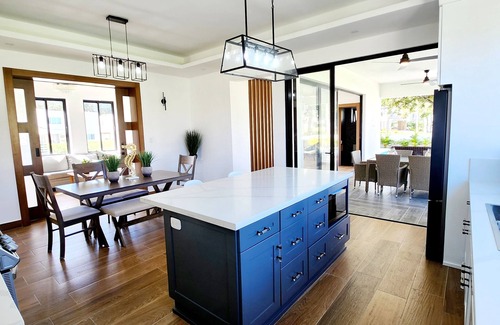Montellano Villa | Luxurious 4-bedroom Villa with pool, BBQ, Billiards, yoga room/massage table