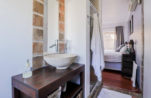 Durbanville House | Luxurious 4 bedroom good for family getaway.