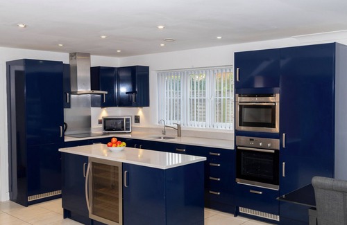 Sheerness House | Luxurious 4-Bedroom Detached Home Just Steps from the Beach –Best Coastal Living