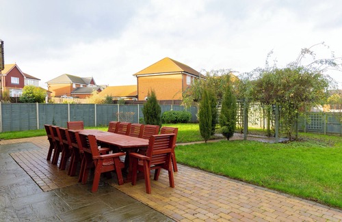 Sheerness House | Luxurious 4-Bedroom Detached Home Just Steps from the Beach –Best Coastal Living