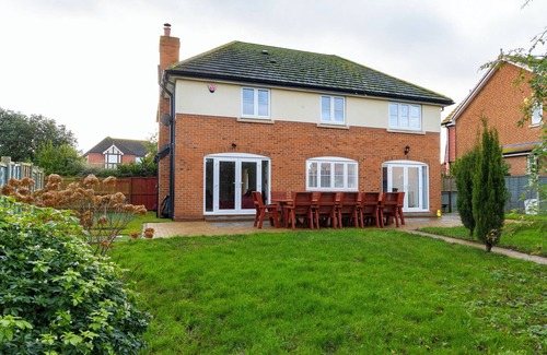 Sheerness House | Luxurious 4-Bedroom Detached Home Just Steps from the Beach –Best Coastal Living