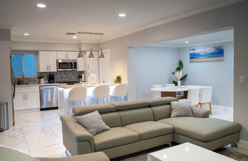 Driftwood House | Luxurious 4-bedroom house close to HARD ROCK CASINO