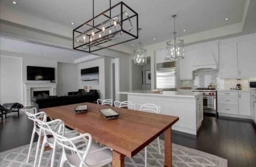 Oakville House | Luxurious 4 Bedroom home.n