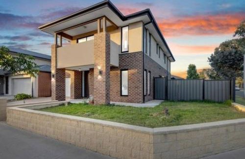 Truganina House | Luxurious 4 Bedroom Home in Prime Location