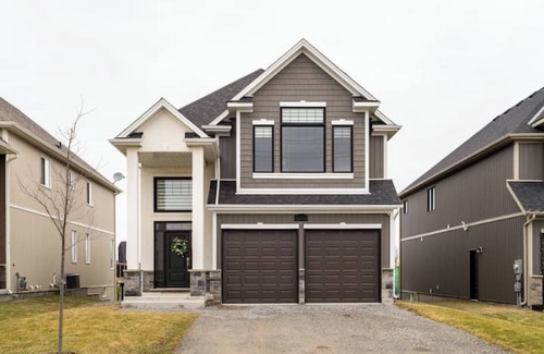 Welland House | Luxurious 4-bedroom home with Elegant Finishes in Thorold