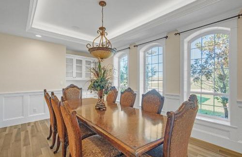 Kingsbury House | Luxurious 4-Bedroom Oasis with Private Pool