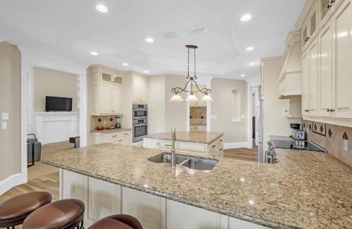 Kingsbury House | Luxurious 4-Bedroom Oasis with Private Pool