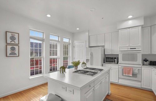 North Potomac House | Luxurious 4 Bedroom Townhome Close to DC Metro Area