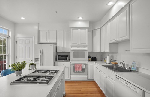 North Potomac House | Luxurious 4 Bedroom Townhome Close to DC Metro Area