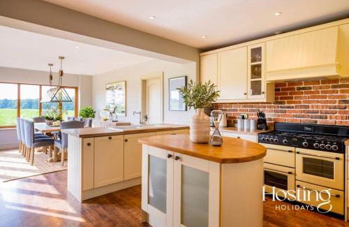 Henley House | Luxurious 4 Bedroom Vineyard Villa at Stanlake Park