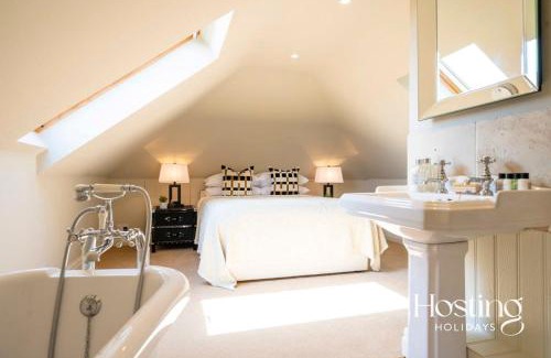 Henley House | Luxurious 4 Bedroom Vineyard Villa at Stanlake Park