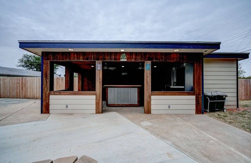 Woodward House | Luxurious 4-bedroom w/pool table & outdoor bar