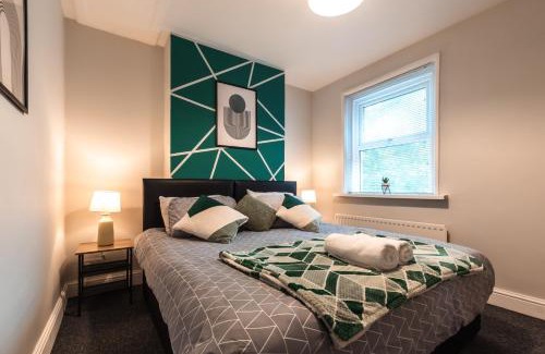 Southampton House | Luxurious 4 Bedrooms-Sleeps 8-Long Term Disc-Driveway