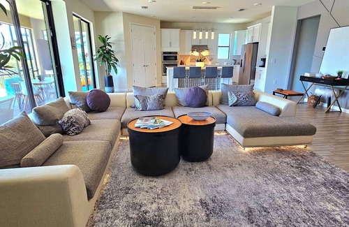 Three Oaks House | Luxurious 4100 SqFt. 5BR Poolside Home with Heated pool, 6 Beds, 12 Sleeps.