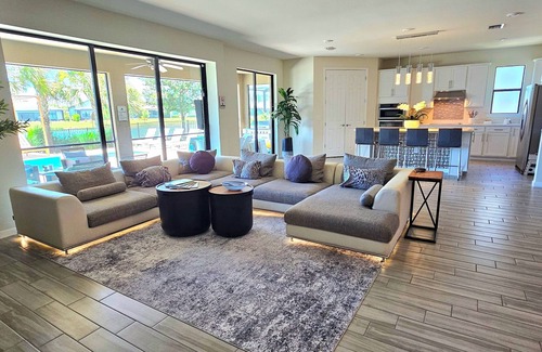 Three Oaks House | Luxurious 4100 SqFt. 5BR Poolside Home with Heated pool, 6 Beds, 12 Sleeps.