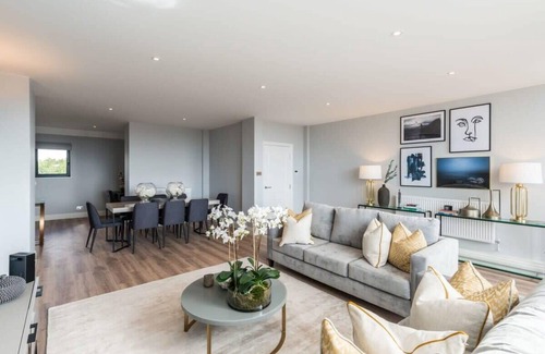 Kensington Apartment | Luxurious 4BD Duplex Apartment in Earls Court with Terrace!