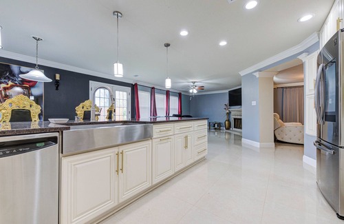 Cypress House | Luxurious 4bdr 3.5bth Family Friendly House In The Houston Area