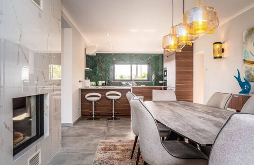 Calicas House | Luxurious 4Bedroom Villa Retreat