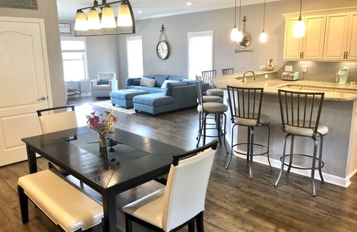 Southmont House | Luxurious 5 bed 3 1/2 bath lakefront home: private pier, 2 paddleboards, 2 kayak