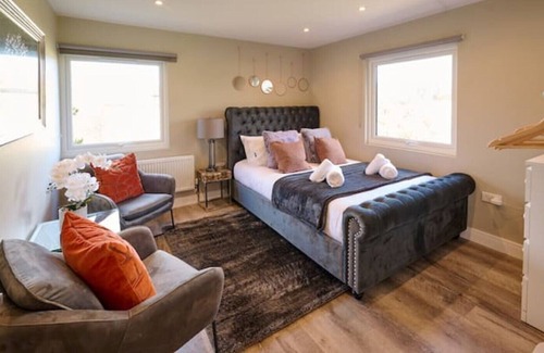 Ham Cottage | Luxurious 5-Bed House with Pool, Hot Tub & Parking